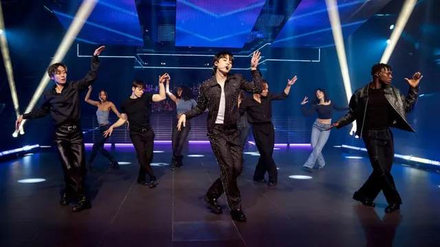 bts-jimin-becomes-korean-shah-rukh-khan-by-dancing-on-bollywood-song-main-koi-aisa-geet-gaoon-viral-video